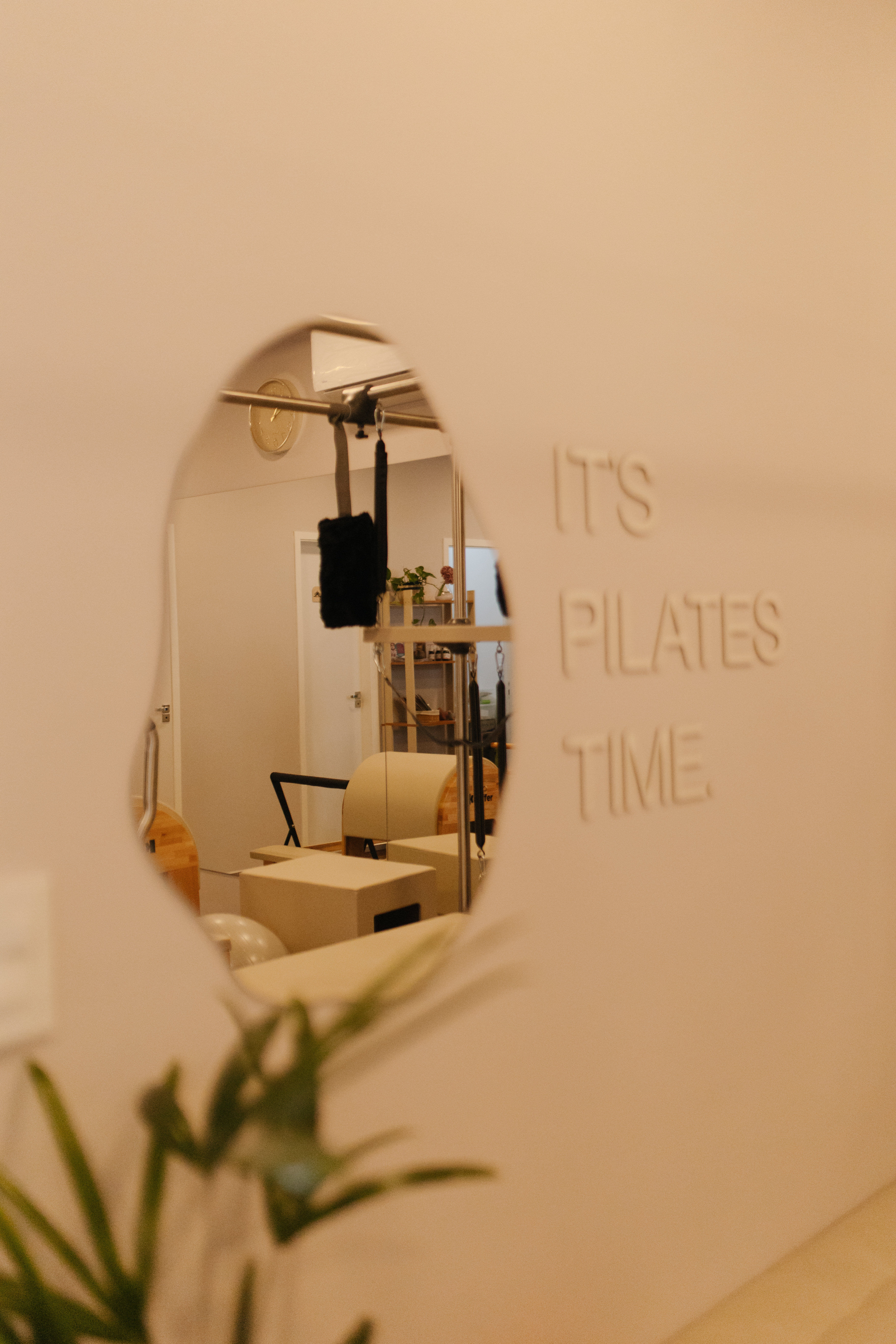 Espaço de Pilates com equipamentos