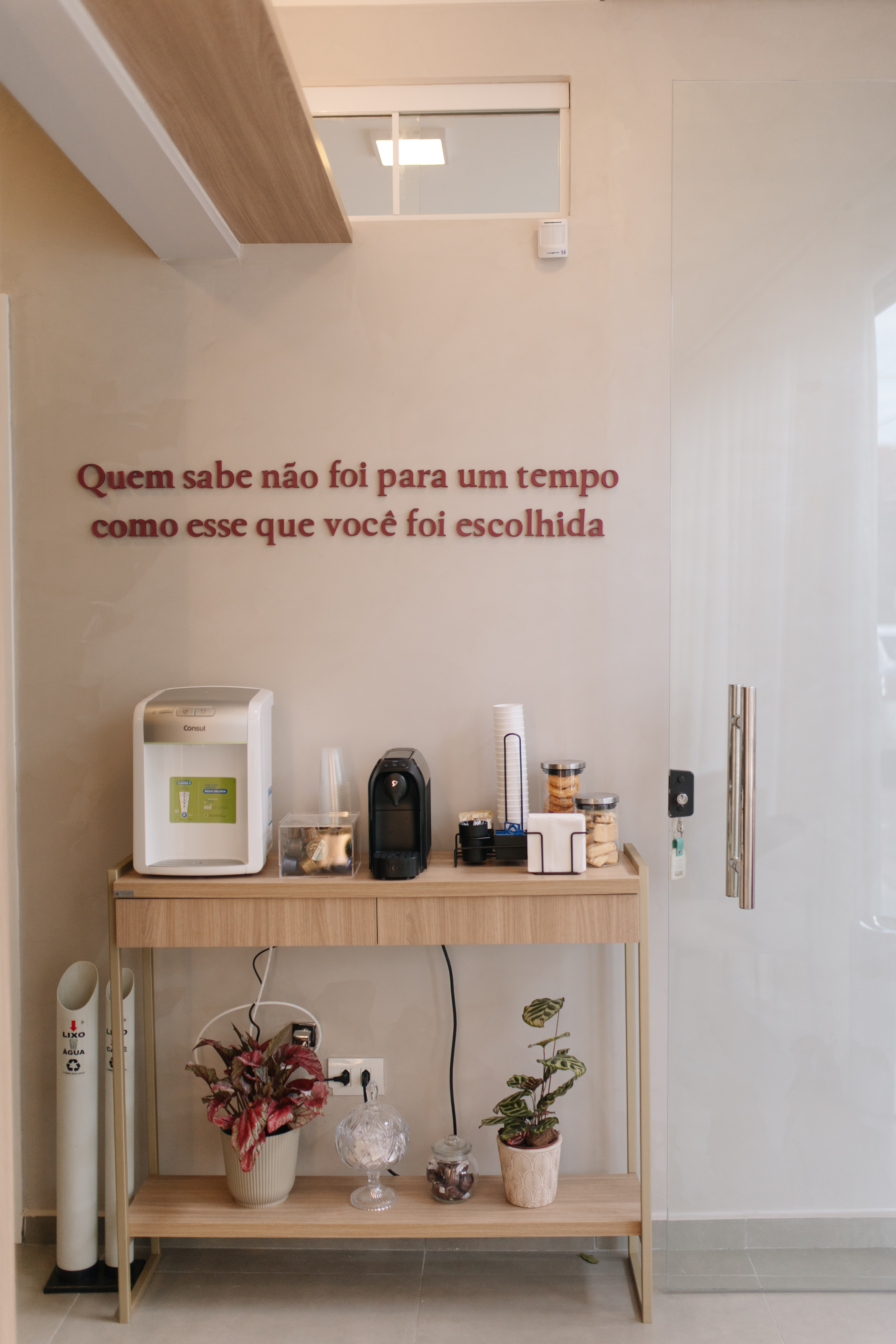 Profissional acolhendo paciente em sala da La’Esther